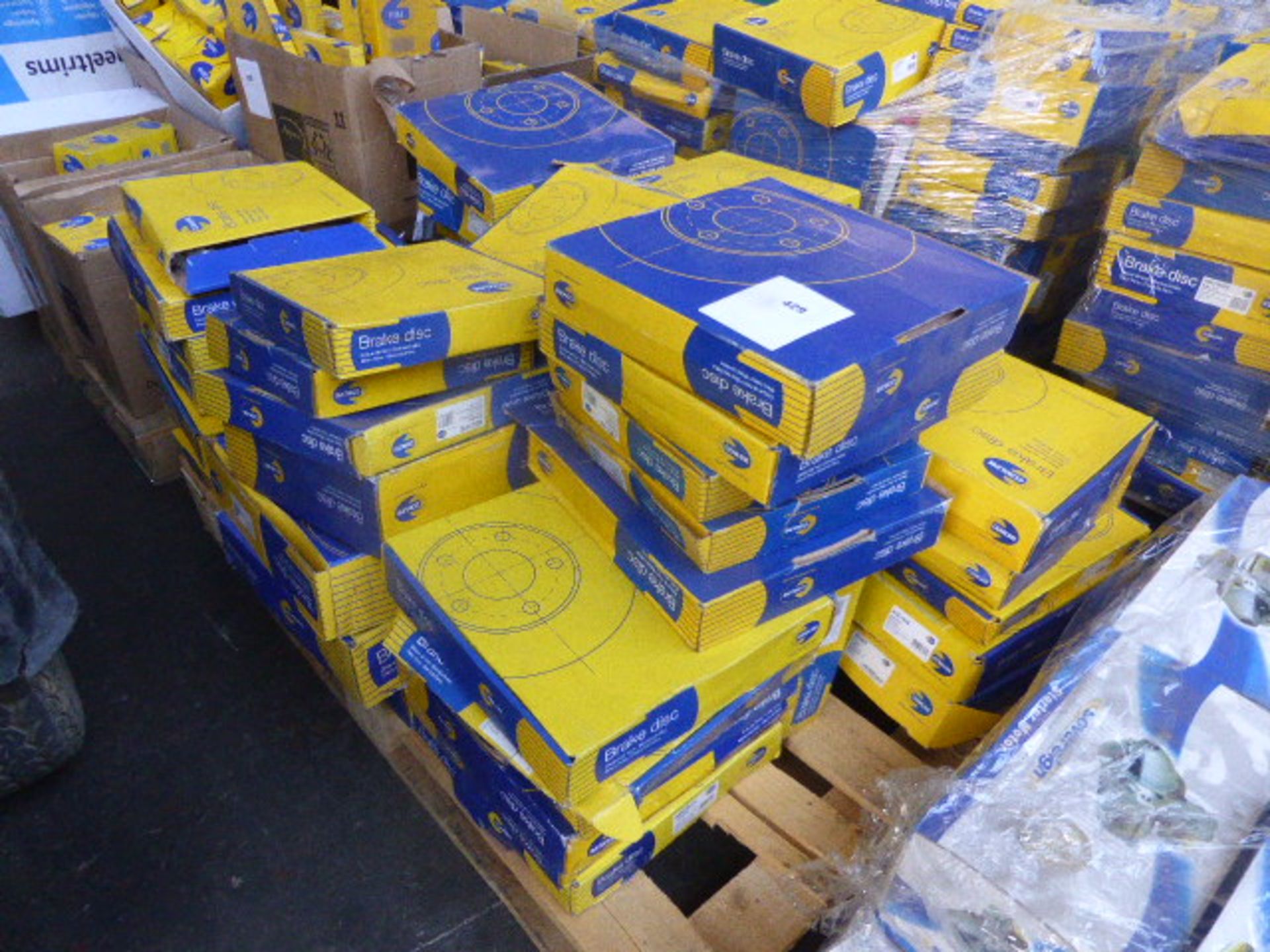 Pallet of Comline break discs for vehicles including Audi, Land Rover, BMW, Chrysler, Dodge, etc