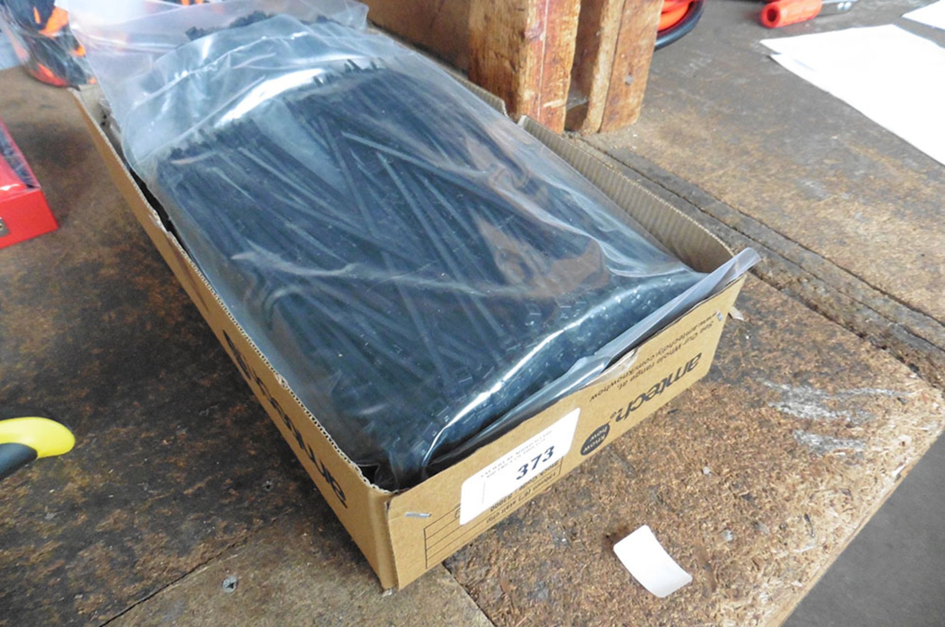Large box of 1000 cable ties (126)