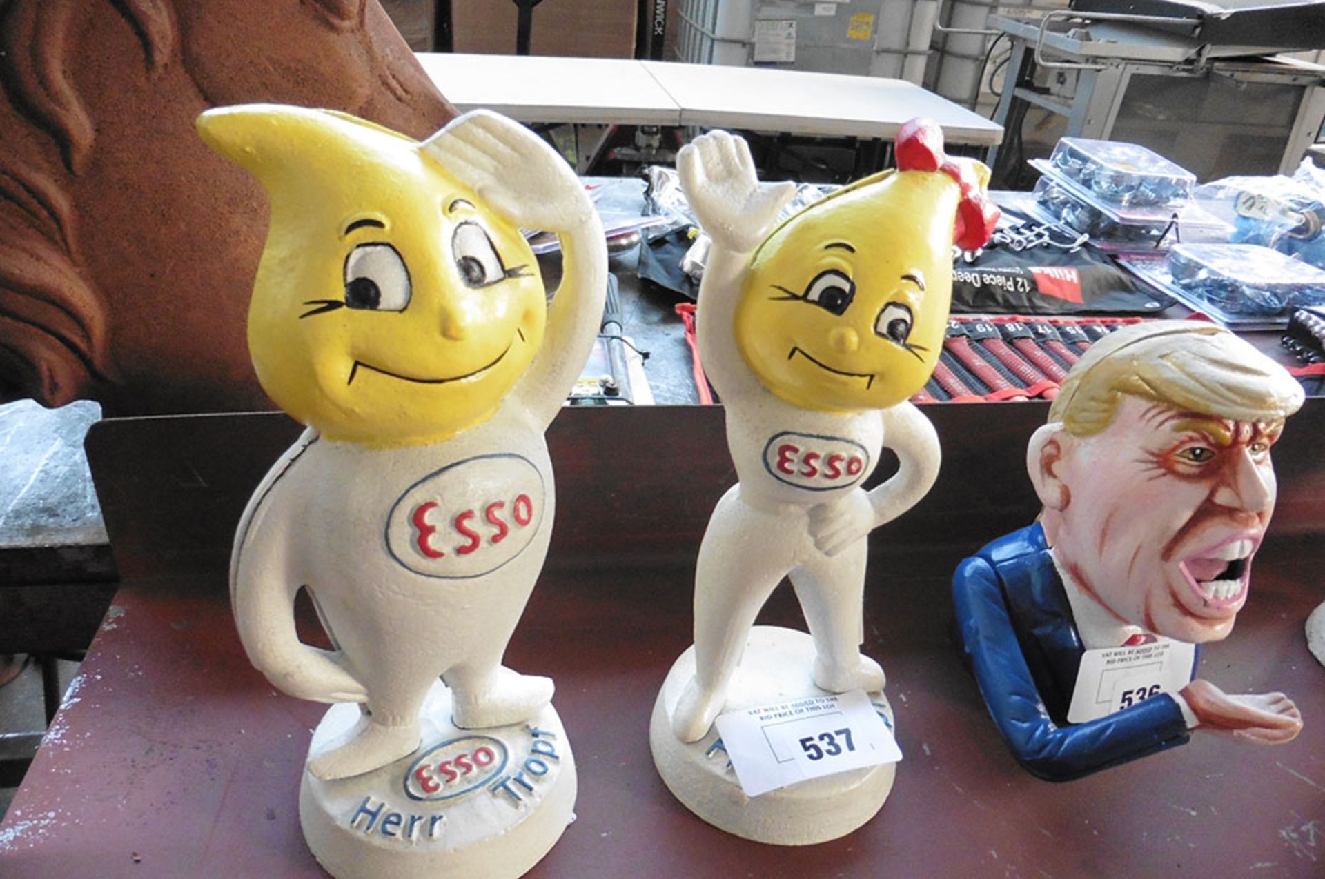 Pair of Esso figures (195)