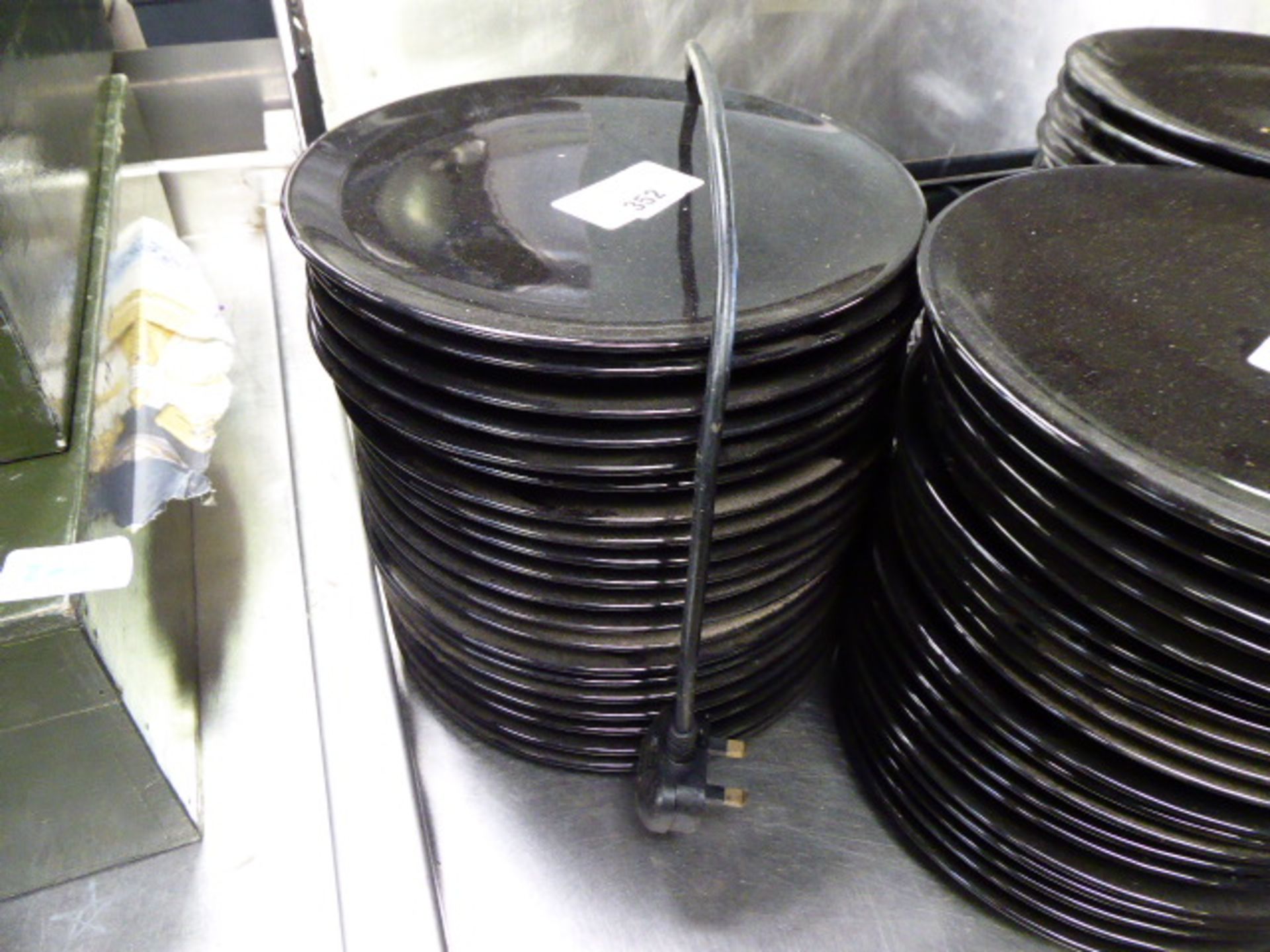 Approx. 20 x 26cm black dinner plates