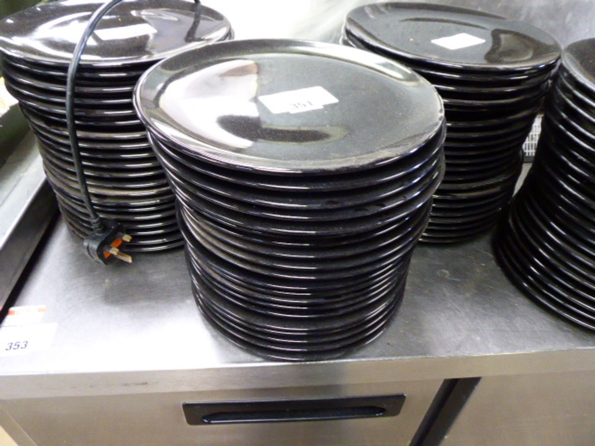 Approx. 20 x 26cm black dinner plates