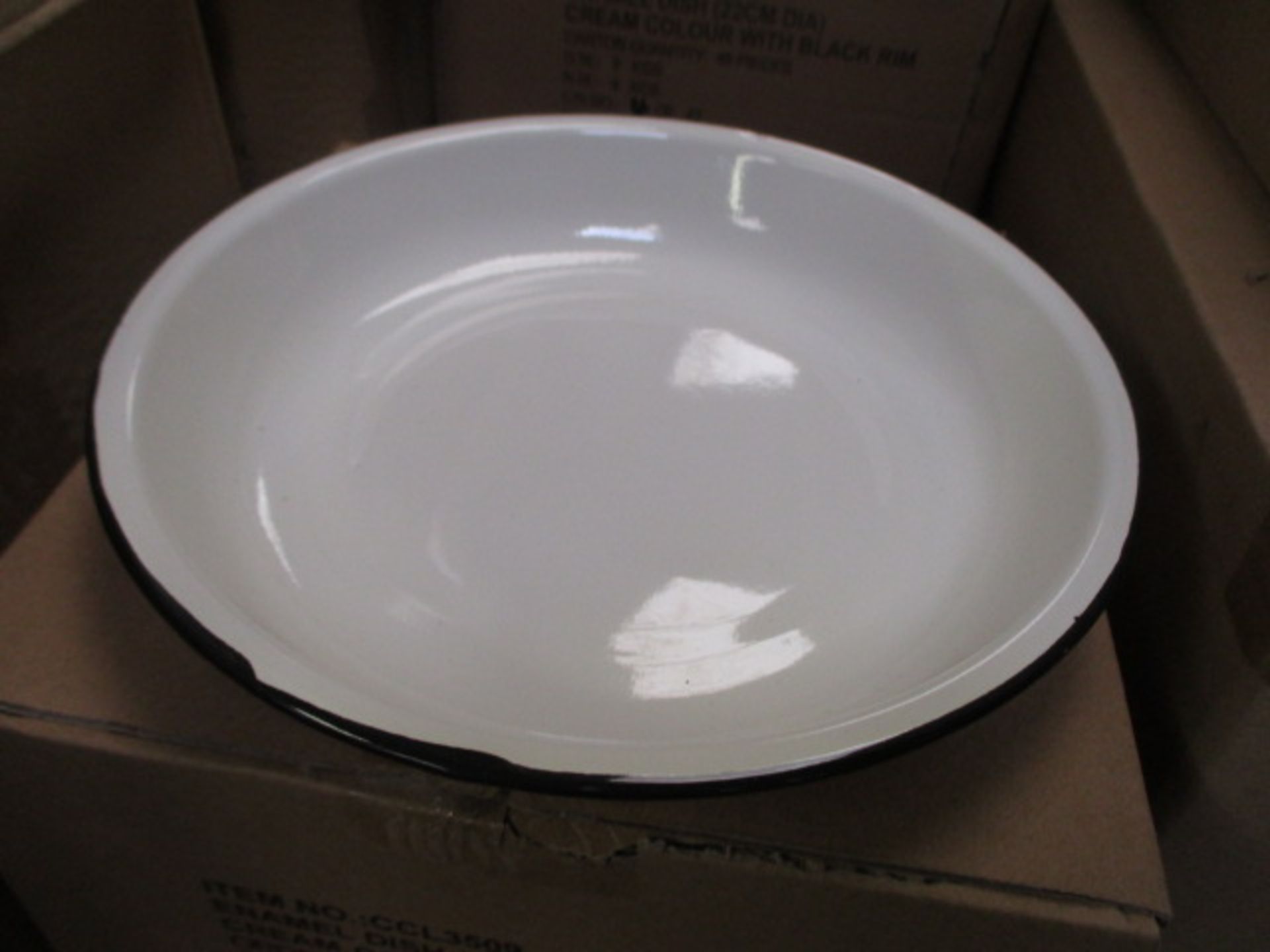 2 boxes of 48 enamelled dishes with black rim, 22cm diameter