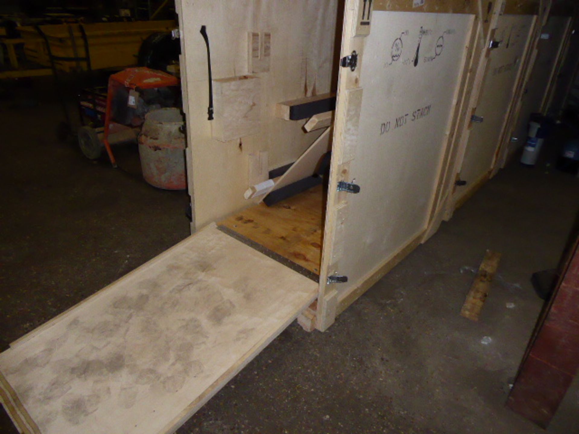 Large marine ply shipping crate measuring approx. 5'(h) x 4.5'(d )x 3'(w) with internal ramp and - Image 3 of 4