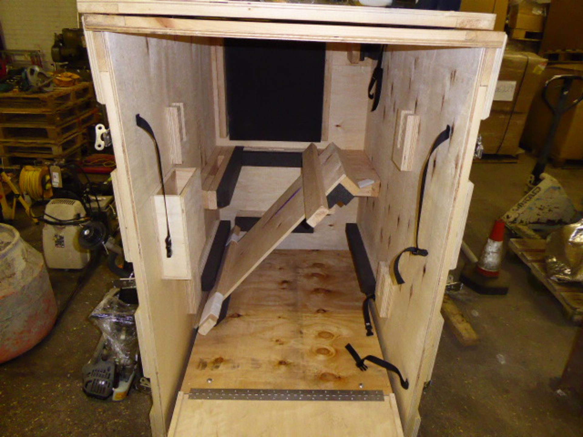 Large marine ply shipping crate measuring approx. 5'(h) x 4.5'(d )x 3'(w) with internal ramp and - Image 2 of 4