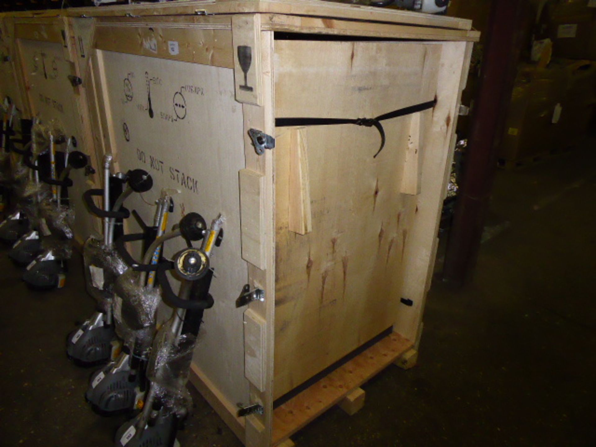 Large marine ply shipping crate measuring approx. 5'(h) x 4.5'(d )x 3'(w) with internal ramp and - Image 4 of 4