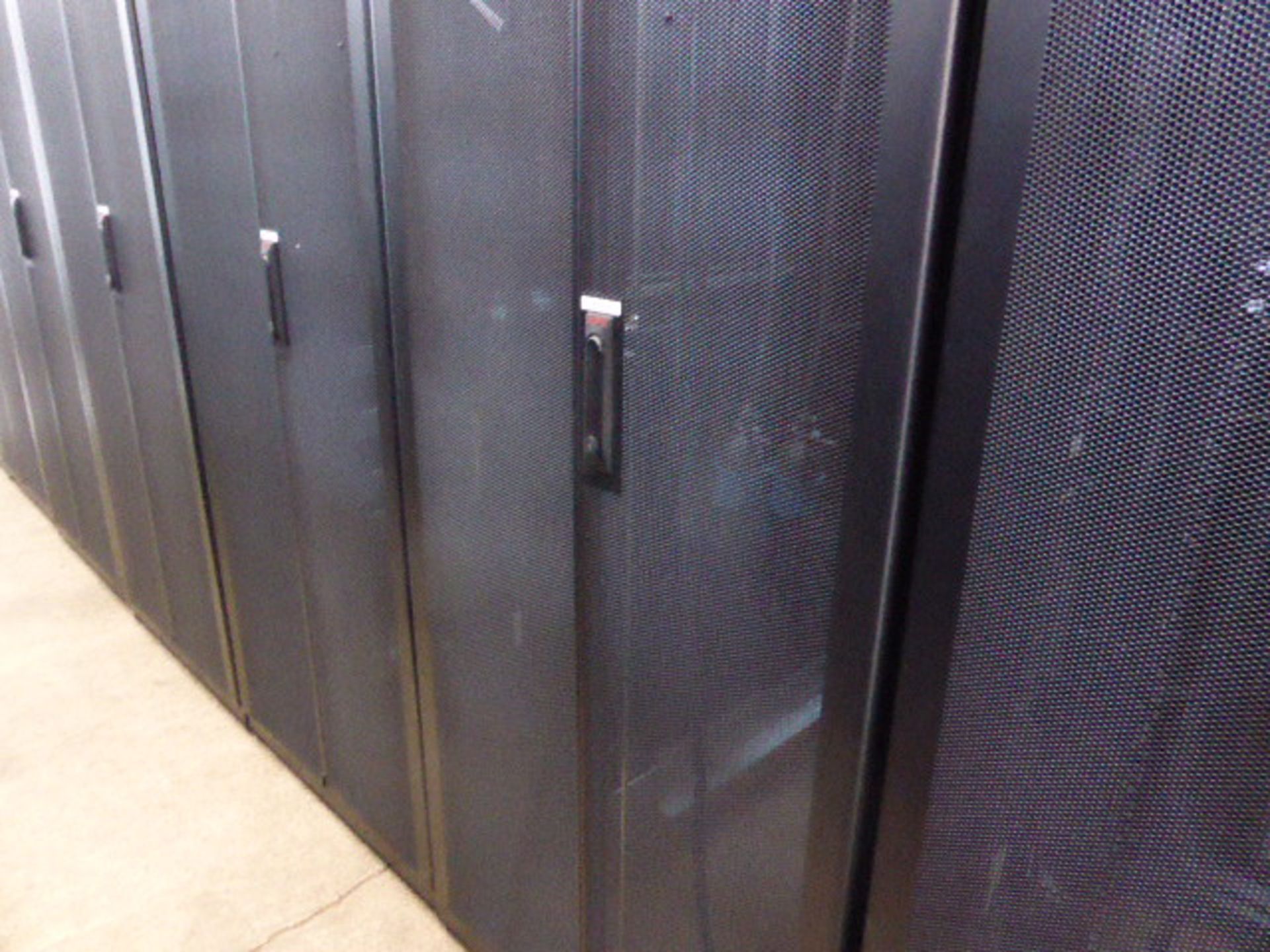 APC server cabinet on castors 75cm wide with 2 APC switch rack PDU units each with 24 outputs on - Image 3 of 3