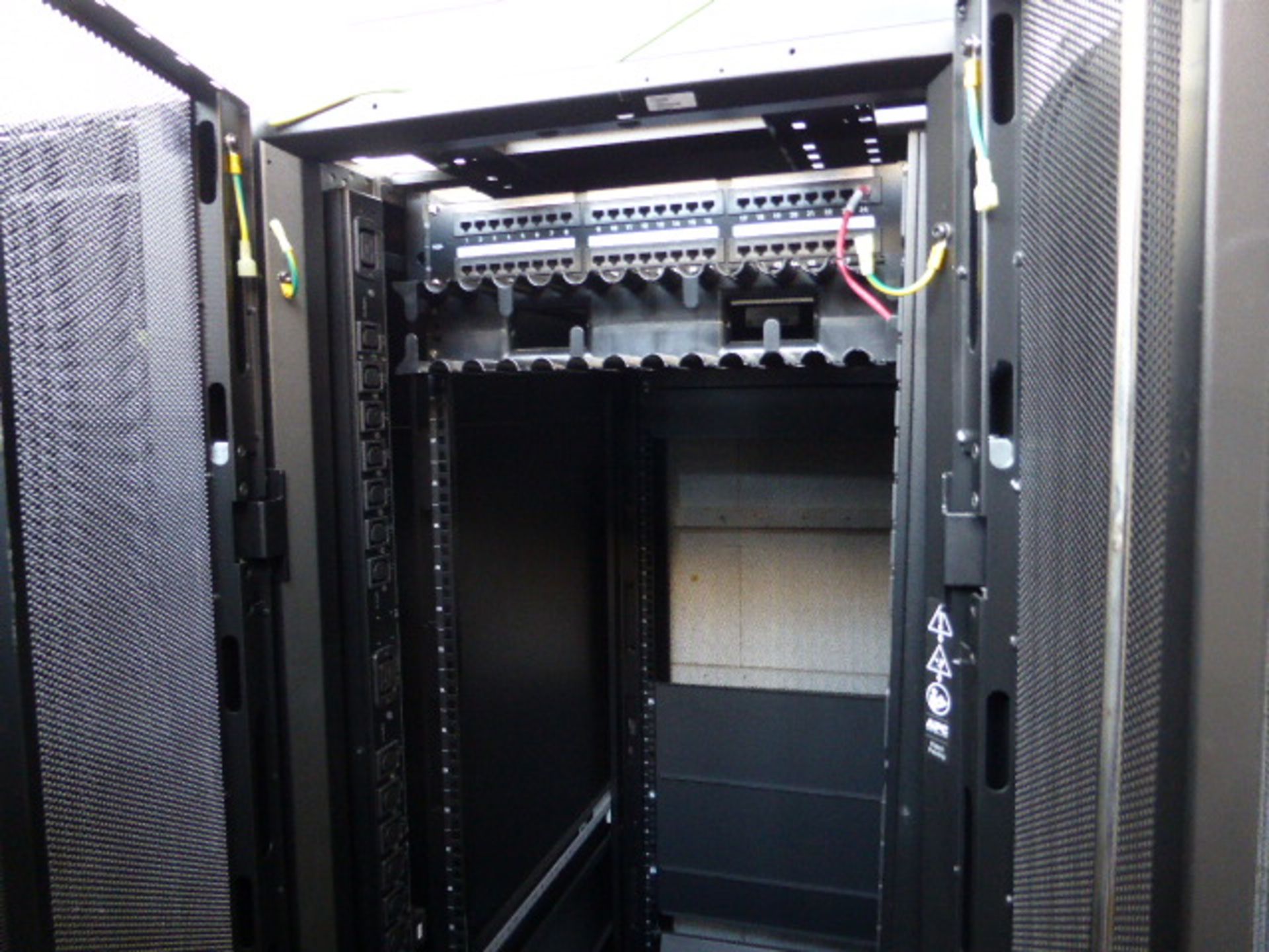 APC server cabinet on castors 60cm wide with 2 APC switch rack PDU units each with 24 outputs on - Image 2 of 2