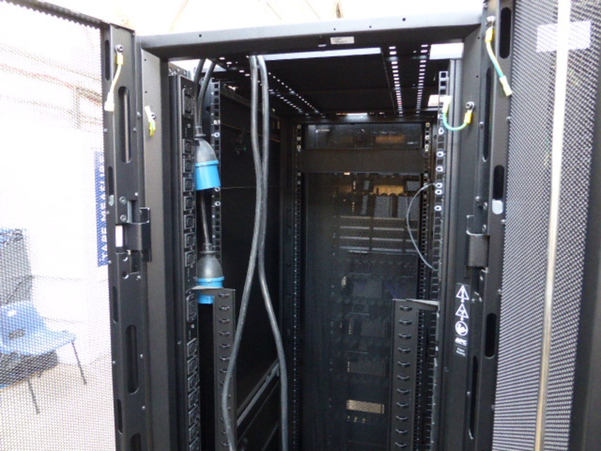 APC server cabinet on castors 60cm wide with 2 APC switch rack PDU units each with 24 outputs on - Image 3 of 3