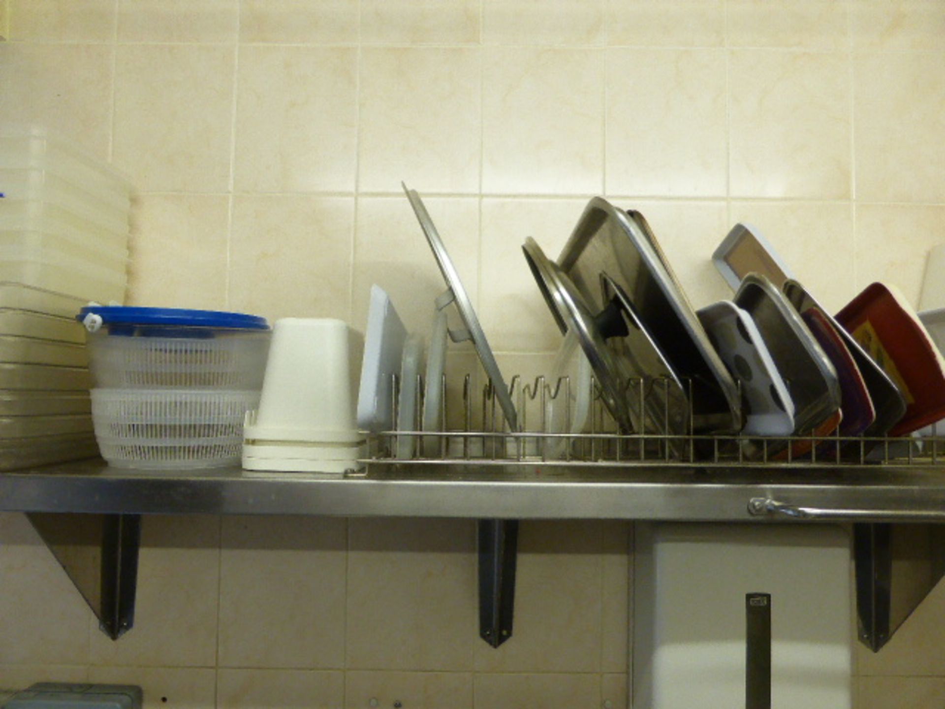 Range of utensils in dish wash area including serving tongs, whisks, pasta spoons, slotted spoons, - Image 4 of 4