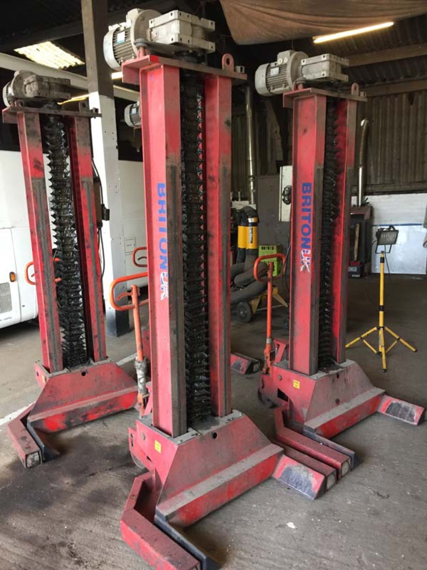 Set of four Briton 8 tonne capacity column lifts Year 2007 s/n 04070203R