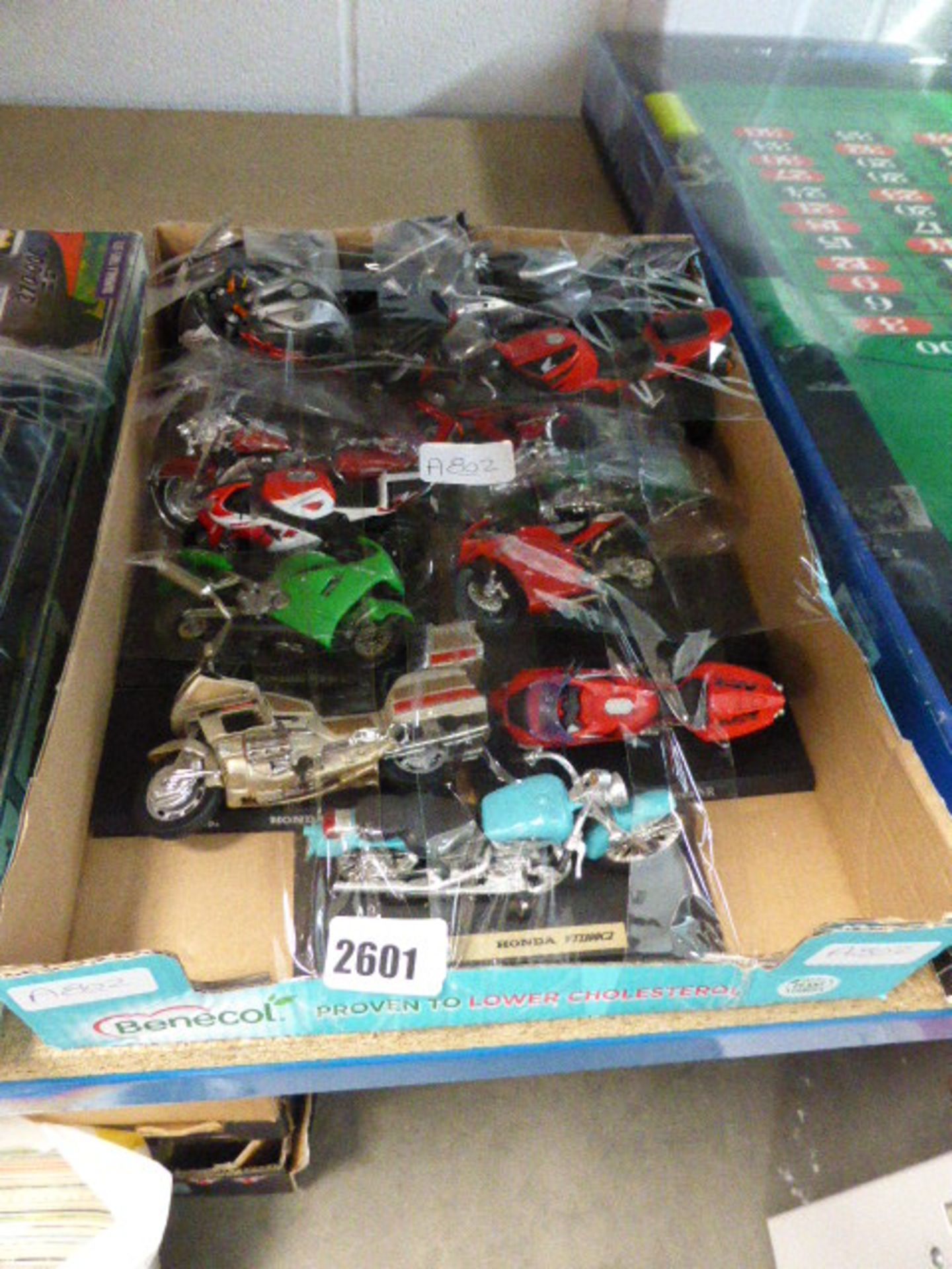 2426 Tray of mixed collectible motorbike models