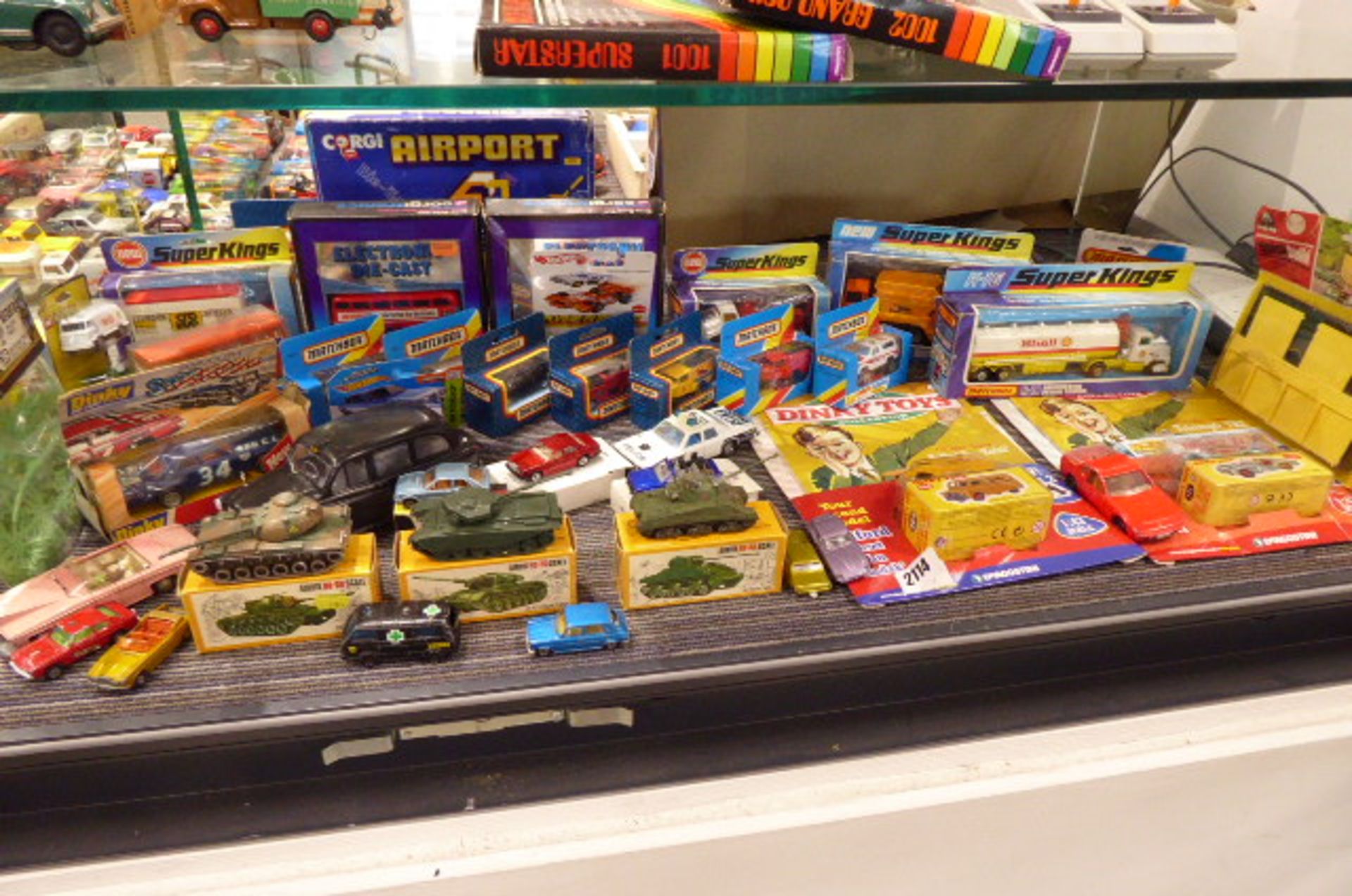 Large collection of model die cast vehicles to inc. Matchbox, Super Kings, Dinky toys and others
