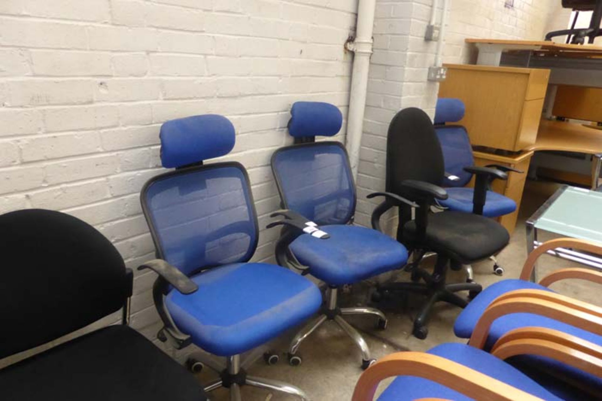 8 assorted office chairs to include blue office mesh backed swivel armchairs, black office armchairs - Image 2 of 3