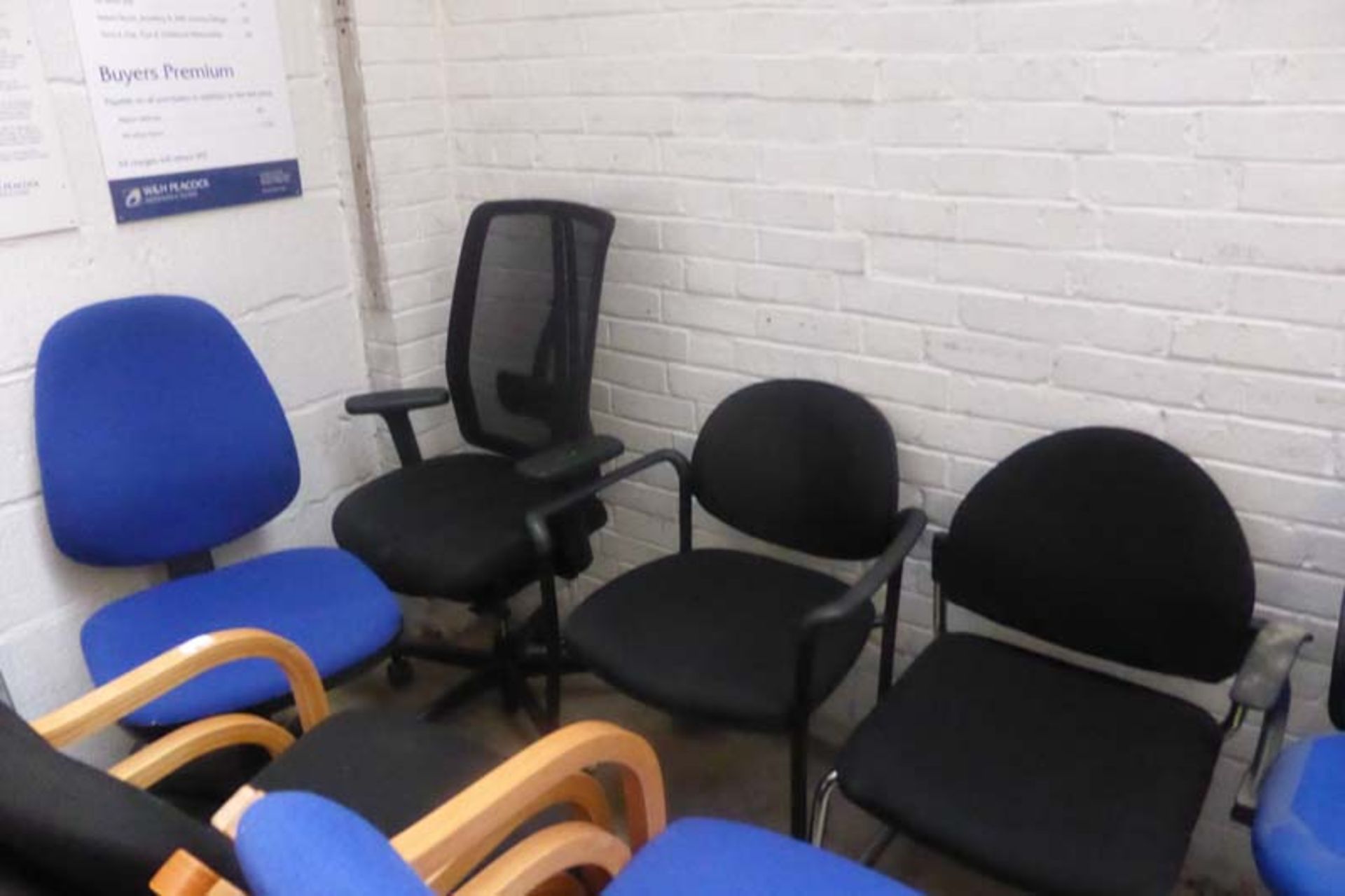 8 assorted office chairs to include blue office mesh backed swivel armchairs, black office armchairs - Image 3 of 3