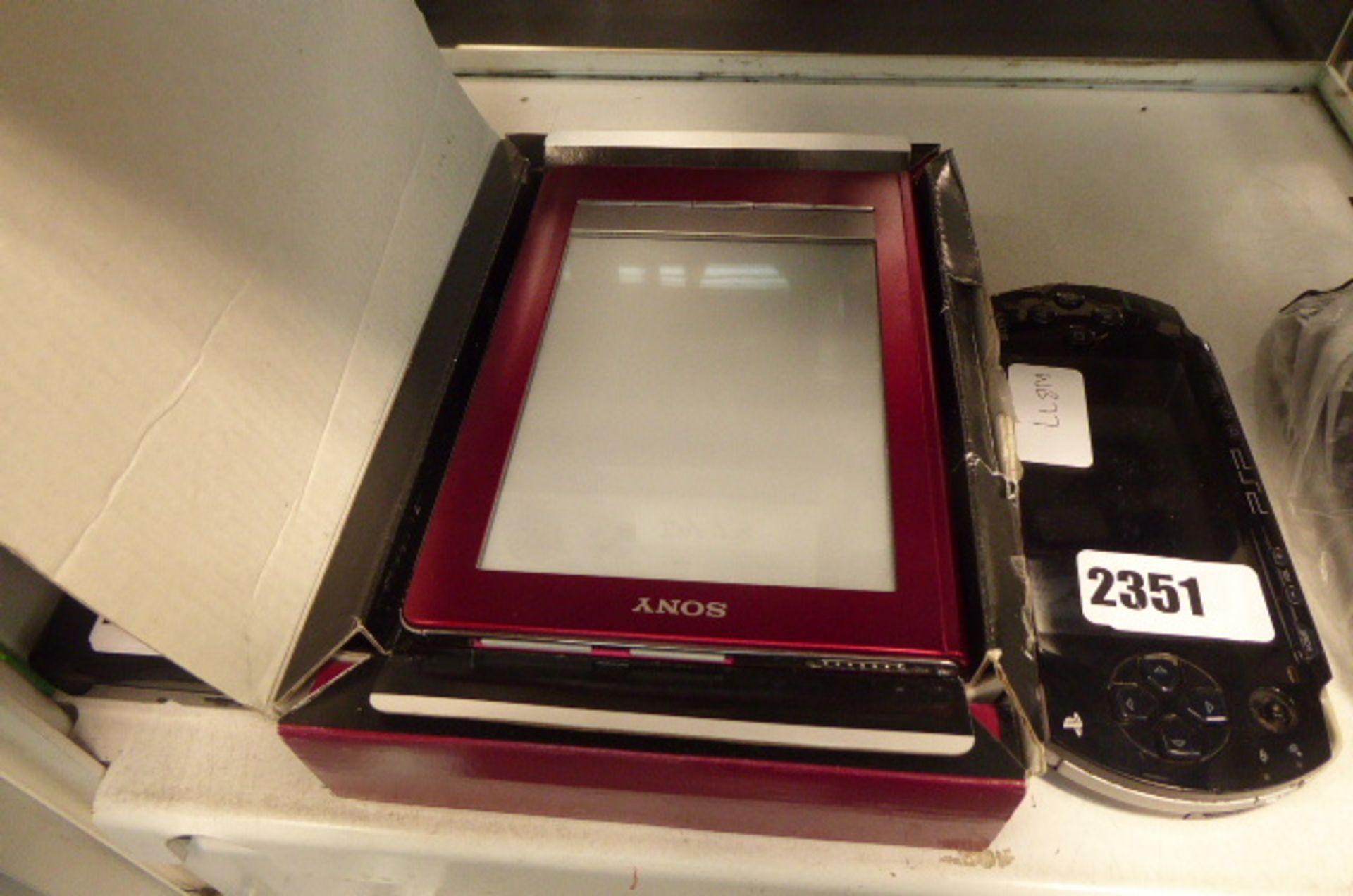 2 Sony e-readers in box