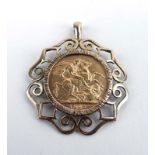 A 9ct yellow gold pendant set Edwardian sovereign dated 1903 in a loose mount, overall 12.