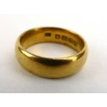 A 22ct yellow gold wedding band, hallmarked for London 1915, ring size O. 10.