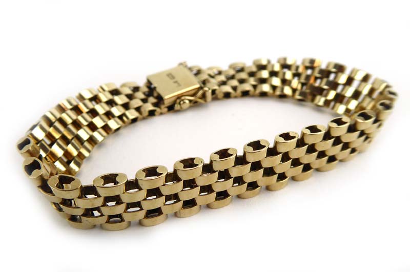 A 9ct yellow gold bricklink bracelet, 21.