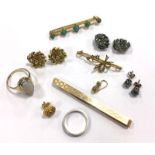 A mixed parcel of jewellery including a 15ct yellow gold of bow design set small pearls,