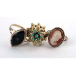 Three 9ct yellow gold and yellow metal dress rings set cameo, turquoise and onyx, various sizes,