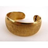 An 18ct yellow gold cuff bracelet having fine etched crosshatch decoration, 28.