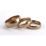 Three 9ct yellow gold wedding bands, various sizes, overall 12.