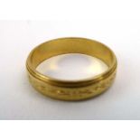 An 18ct yellow gold florally engraved wedding band, ring size N, 3.