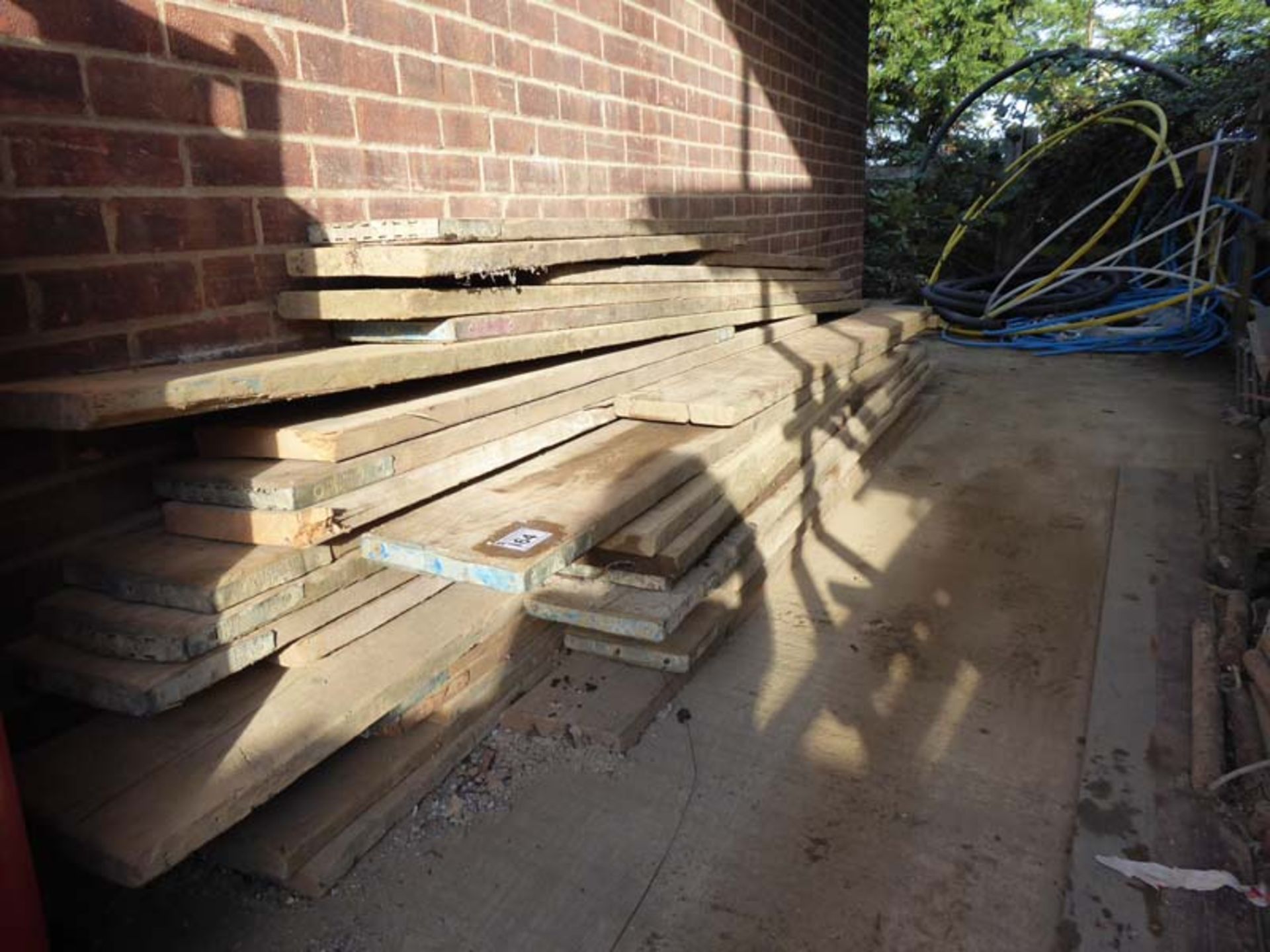 Approx 25 scaffold boards (various lengths)