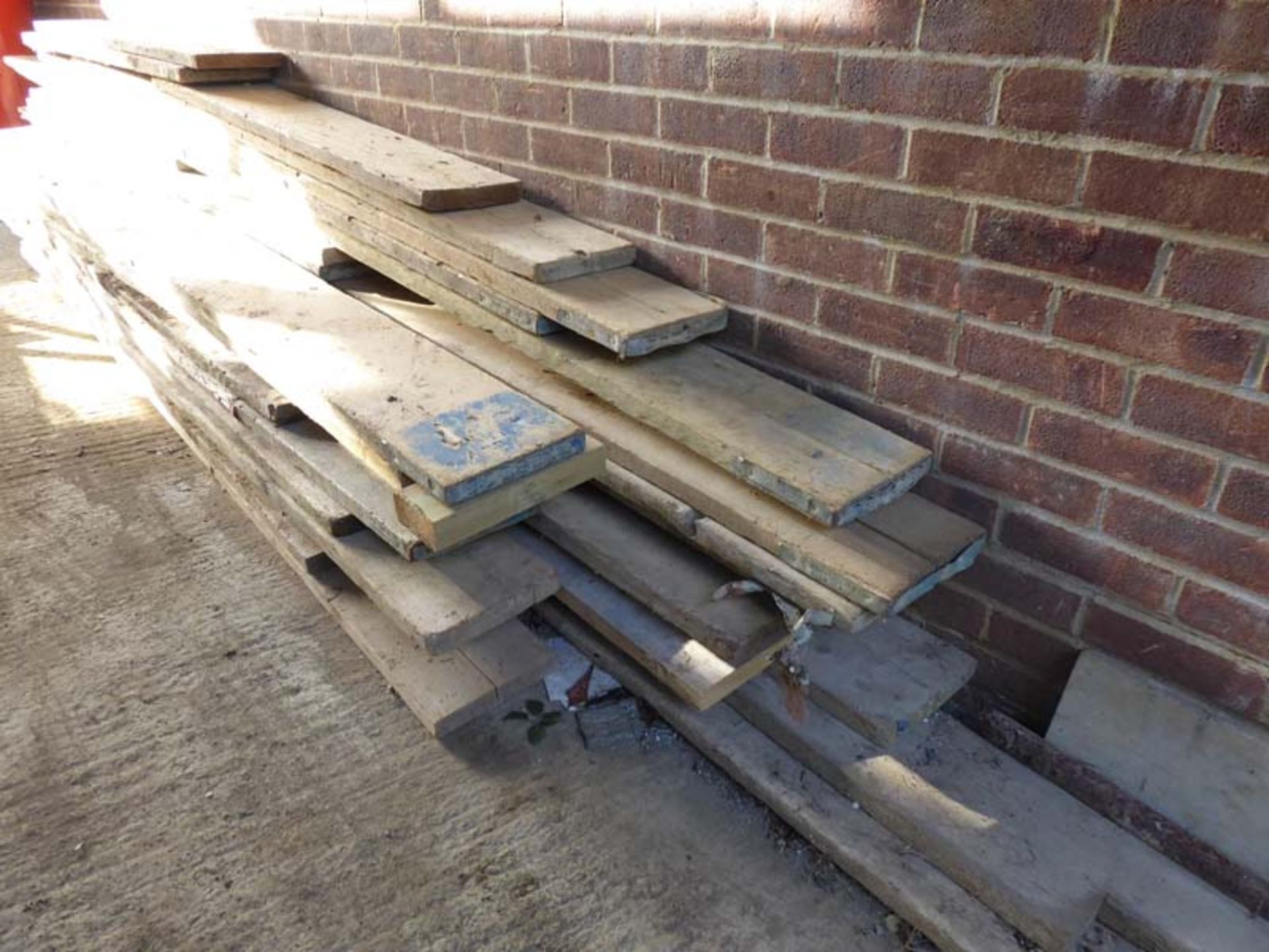 Approx 25 scaffold boards (various lengths) - Image 2 of 2