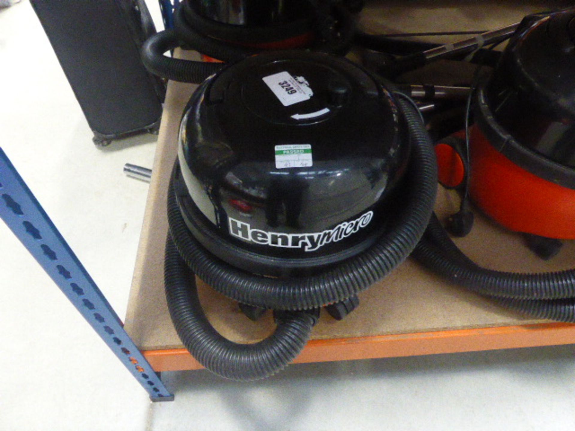 Henry micro vacuum cleaner with pole