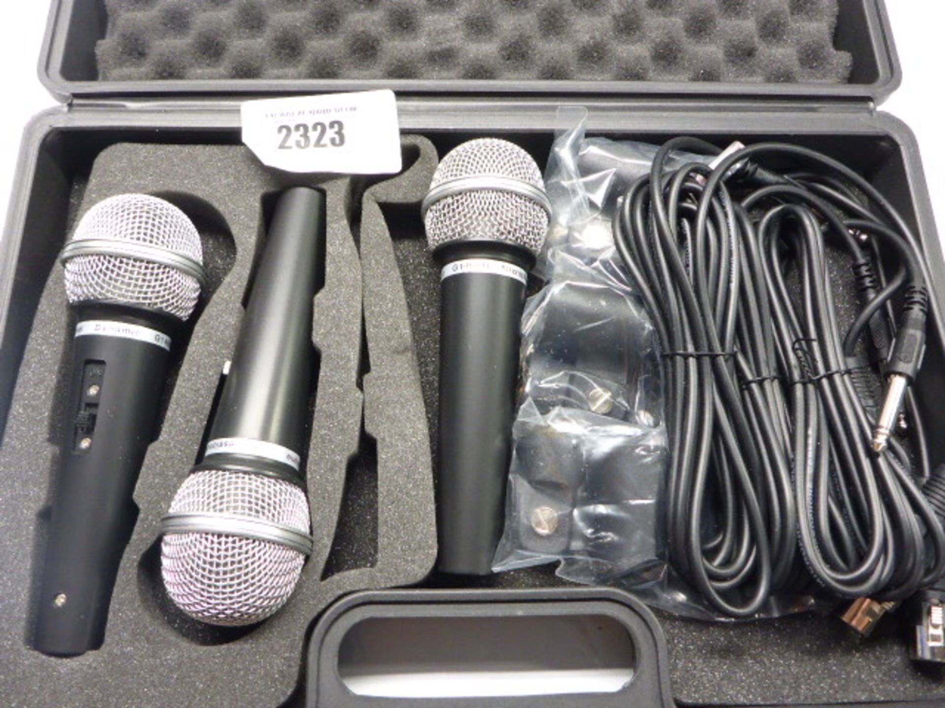 Soundlab Dynamic microphone kit with 3 microphones, leads and carry case