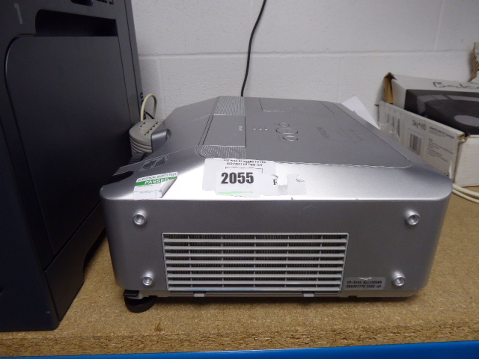 2058 Hitachi CP-X505 projector