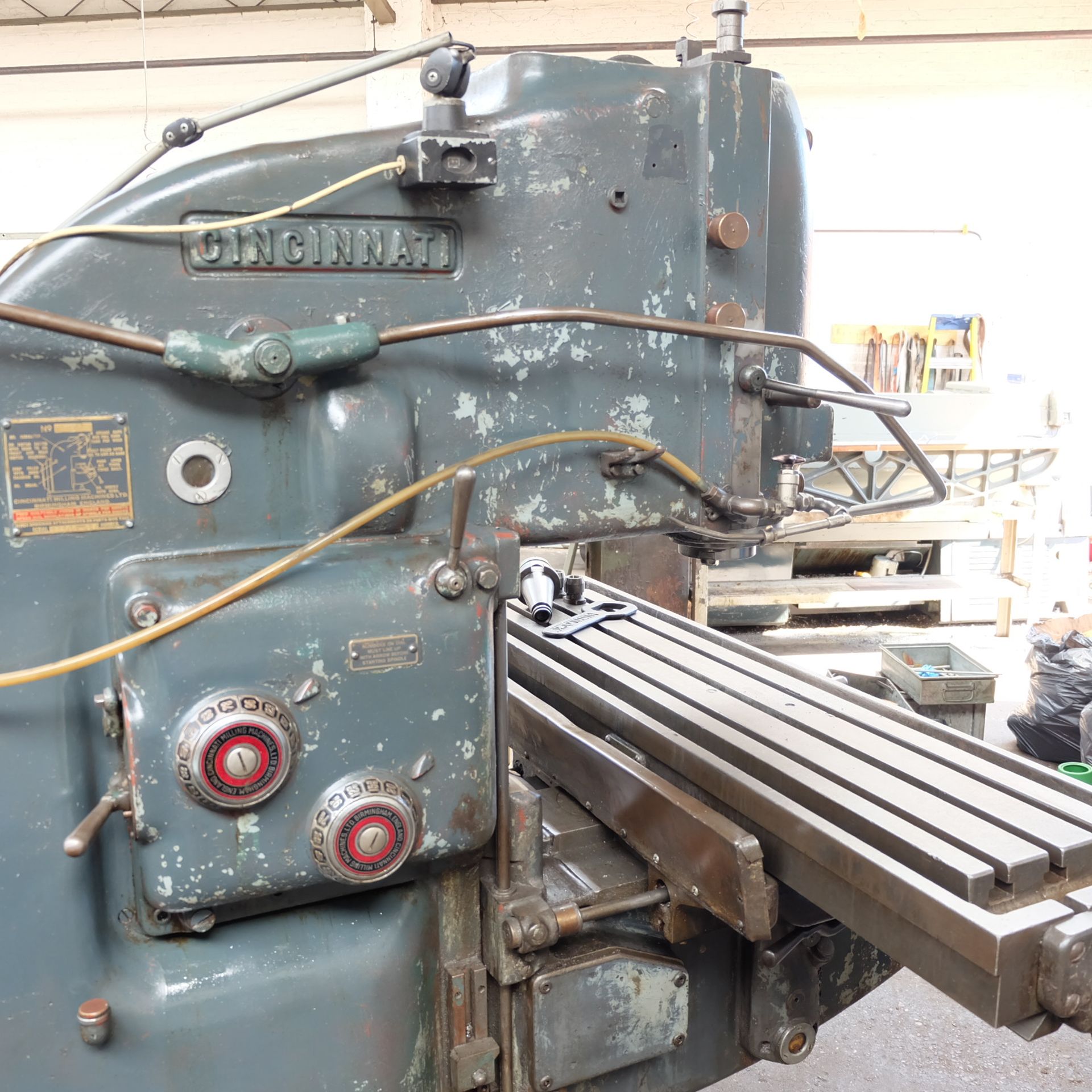 A Cincinnati No.3 Vertical Milling Machine No.B3609-25, 63in x 15in table. - Image 3 of 4