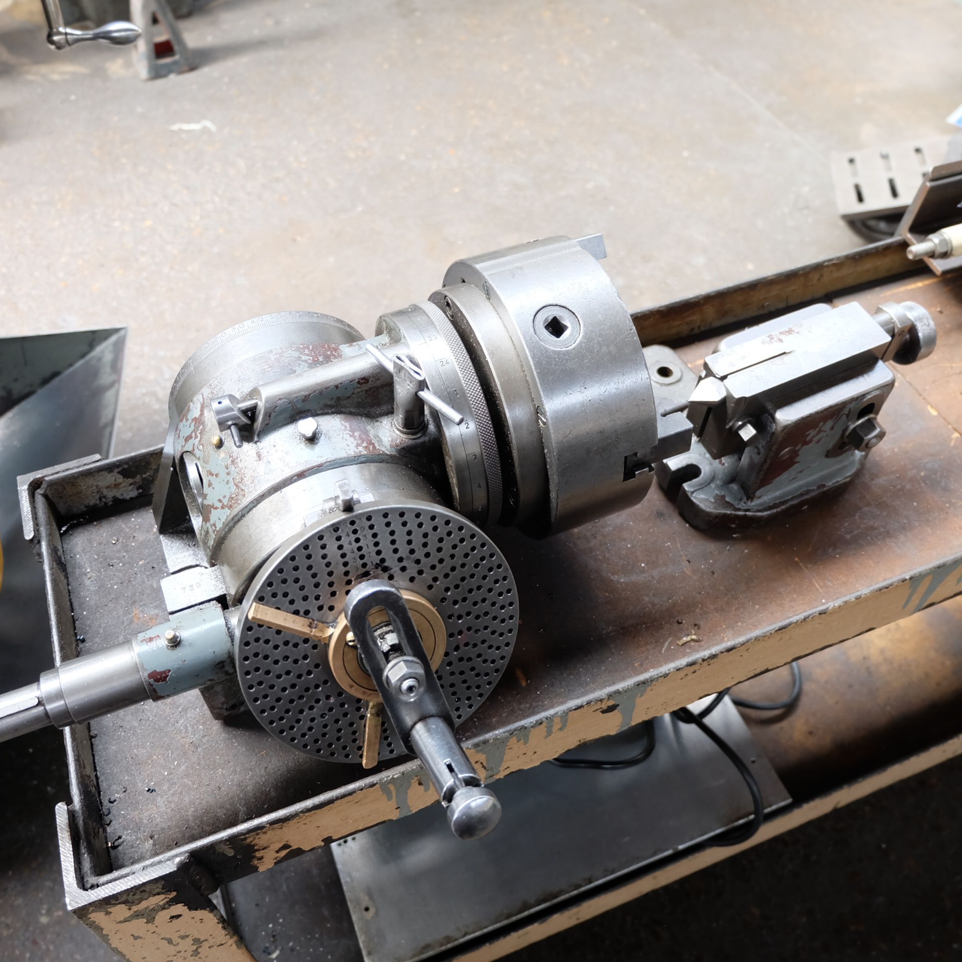 A Hero Dividing Head with Tailstock: 7.5in chuck dia, 5in centre height. - Image 3 of 3