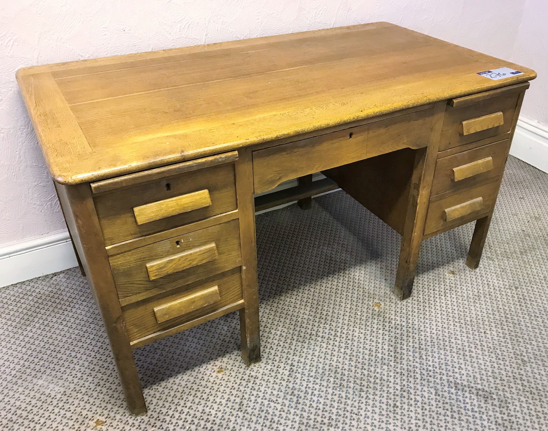 An Oak Veneer Single Pedestal Desk with 6 drawers