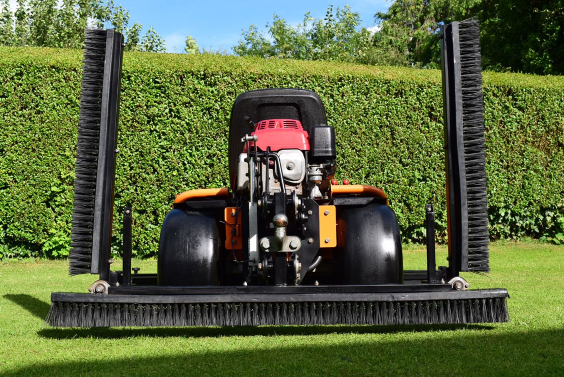 Sisis Brush Pro ride-on brushing system for synthetic grass - Image 9 of 16