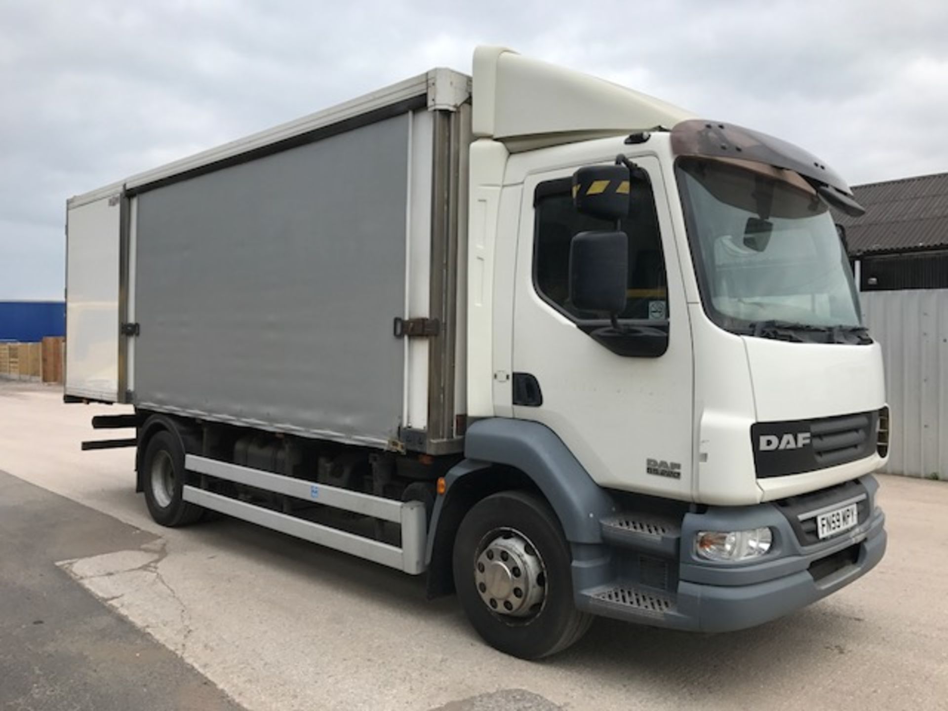 2009 DAF LF 55-220 Curtainside Fridge