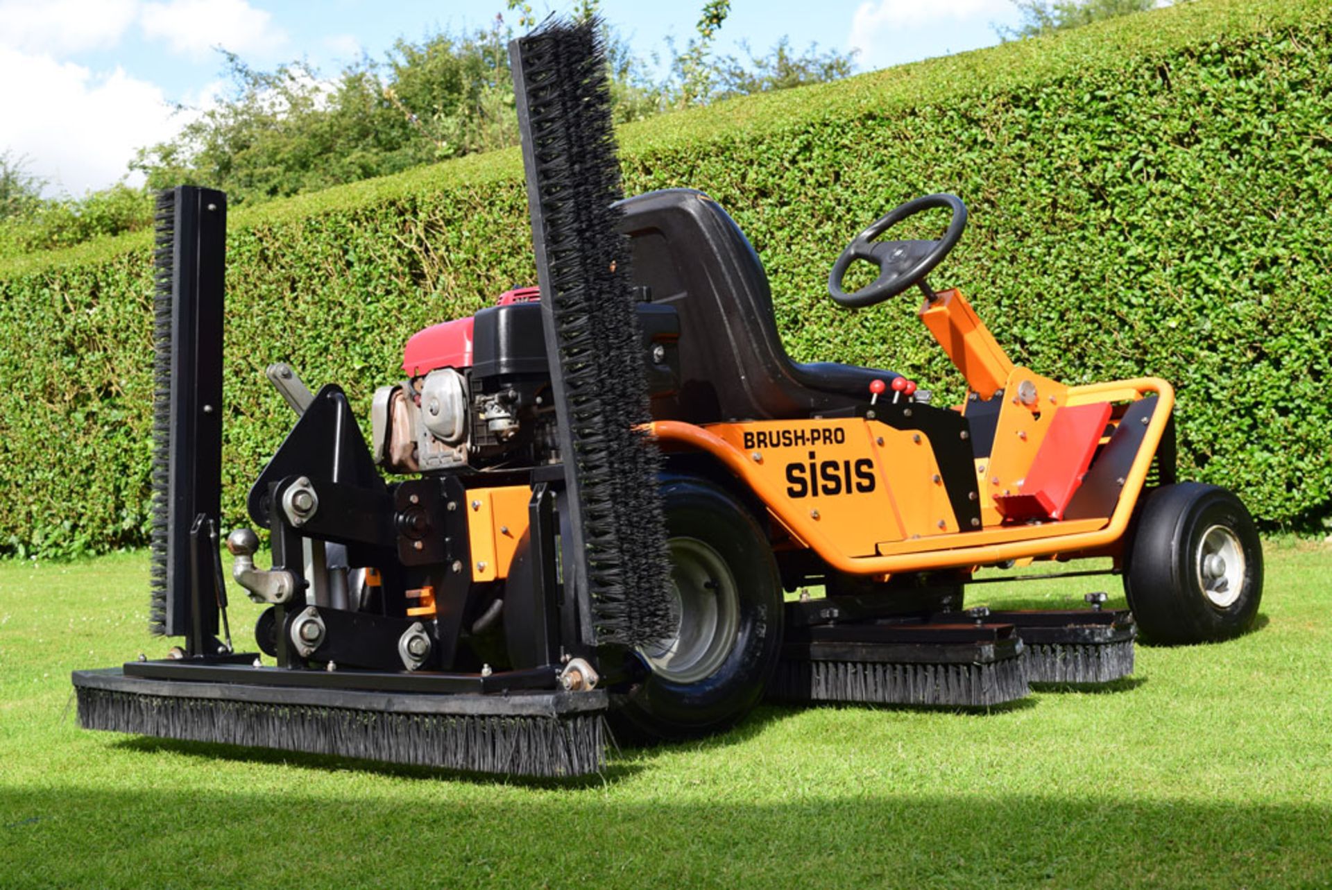 Sisis Brush Pro ride-on brushing system for synthetic grass - Image 8 of 16