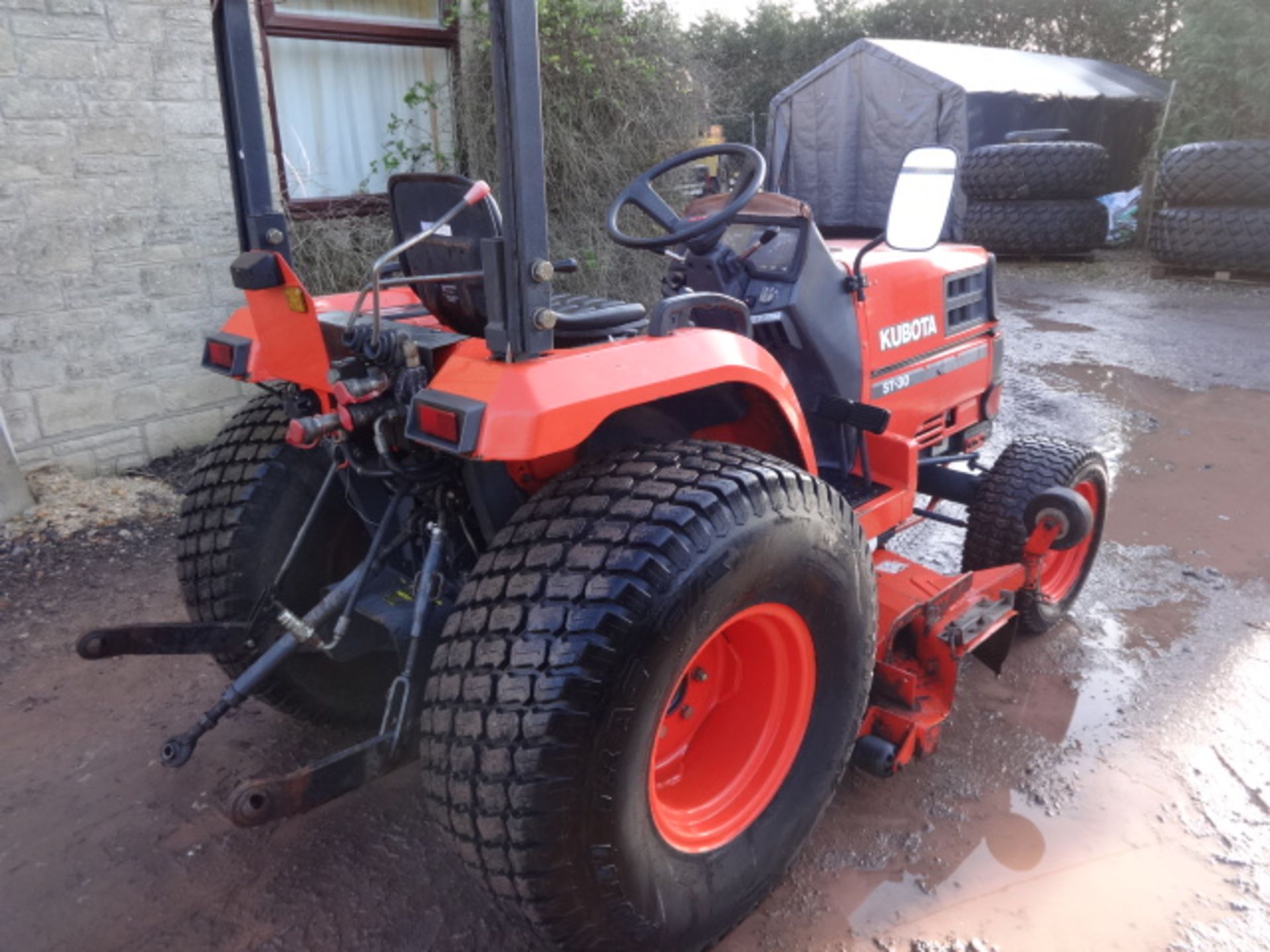 KUBOTA ST30 COMPACT TRACTOR WITH MOWER DECK - Image 5 of 6