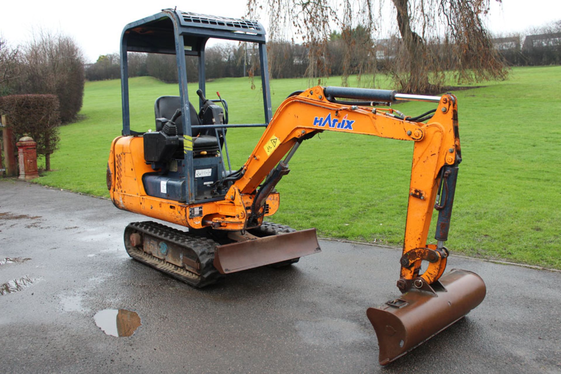 2010 Hanix H15B-2 Mini Digger - Image 2 of 9