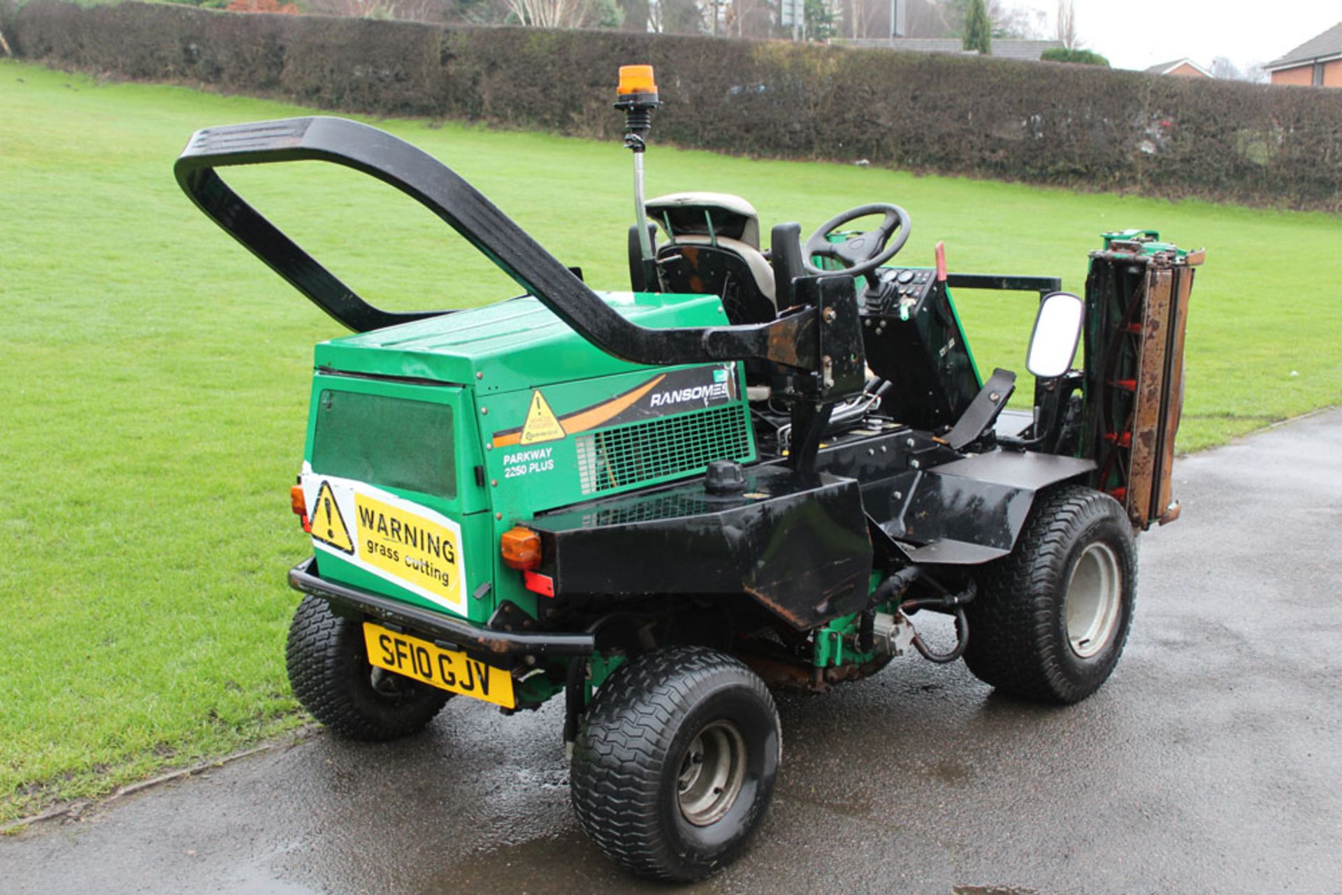 2010 Ransomes Parkway 2250 Plus Ride On Cylinder Mower - Image 4 of 8