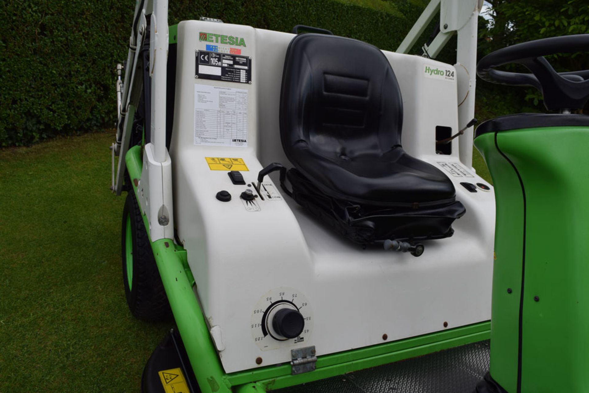 Etesia Hydro 124DS Ride On Rotary Mower - Image 14 of 15