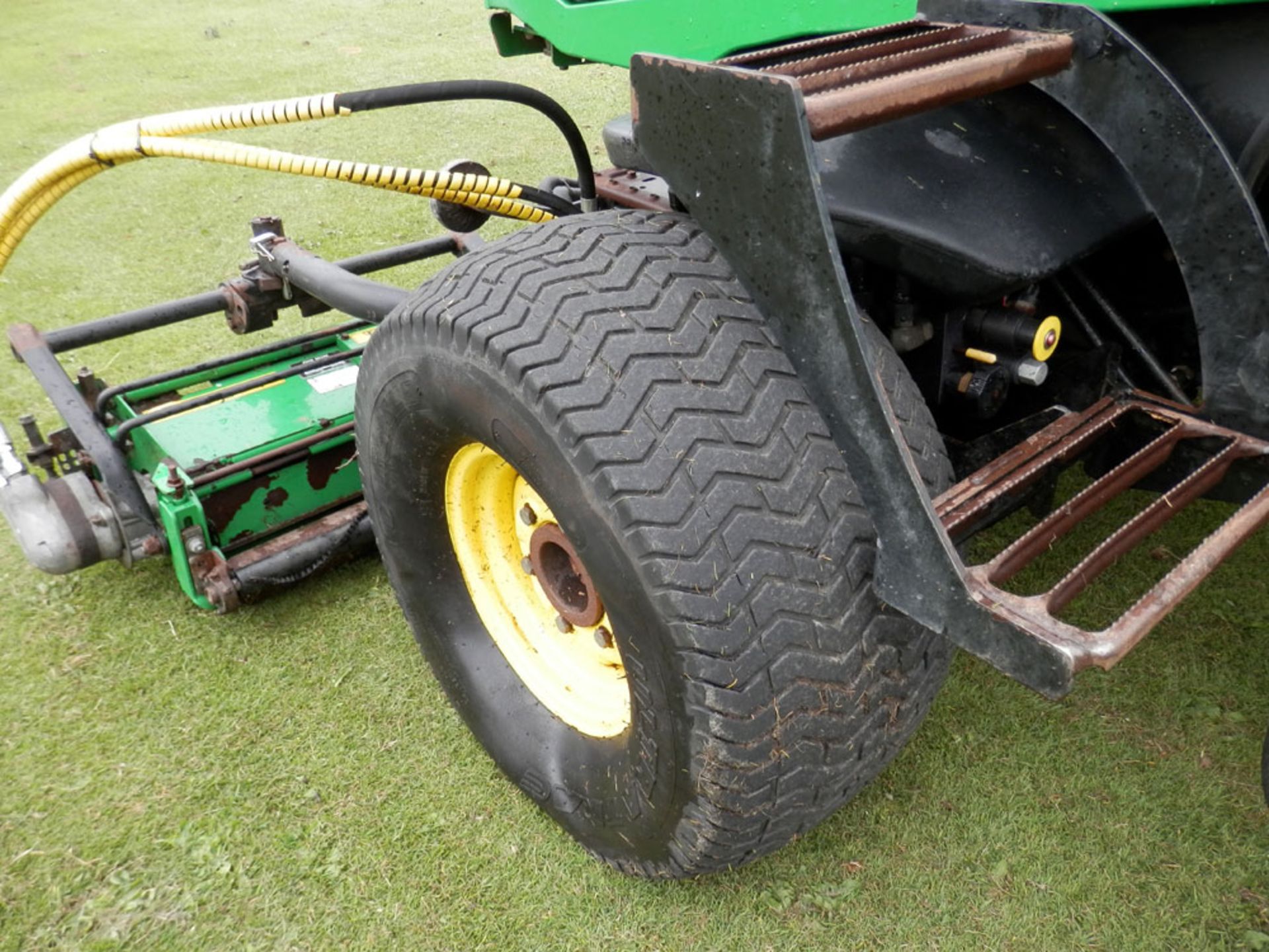 2005 John Deere 3235C Ride On Cylinder Mower - Image 11 of 12