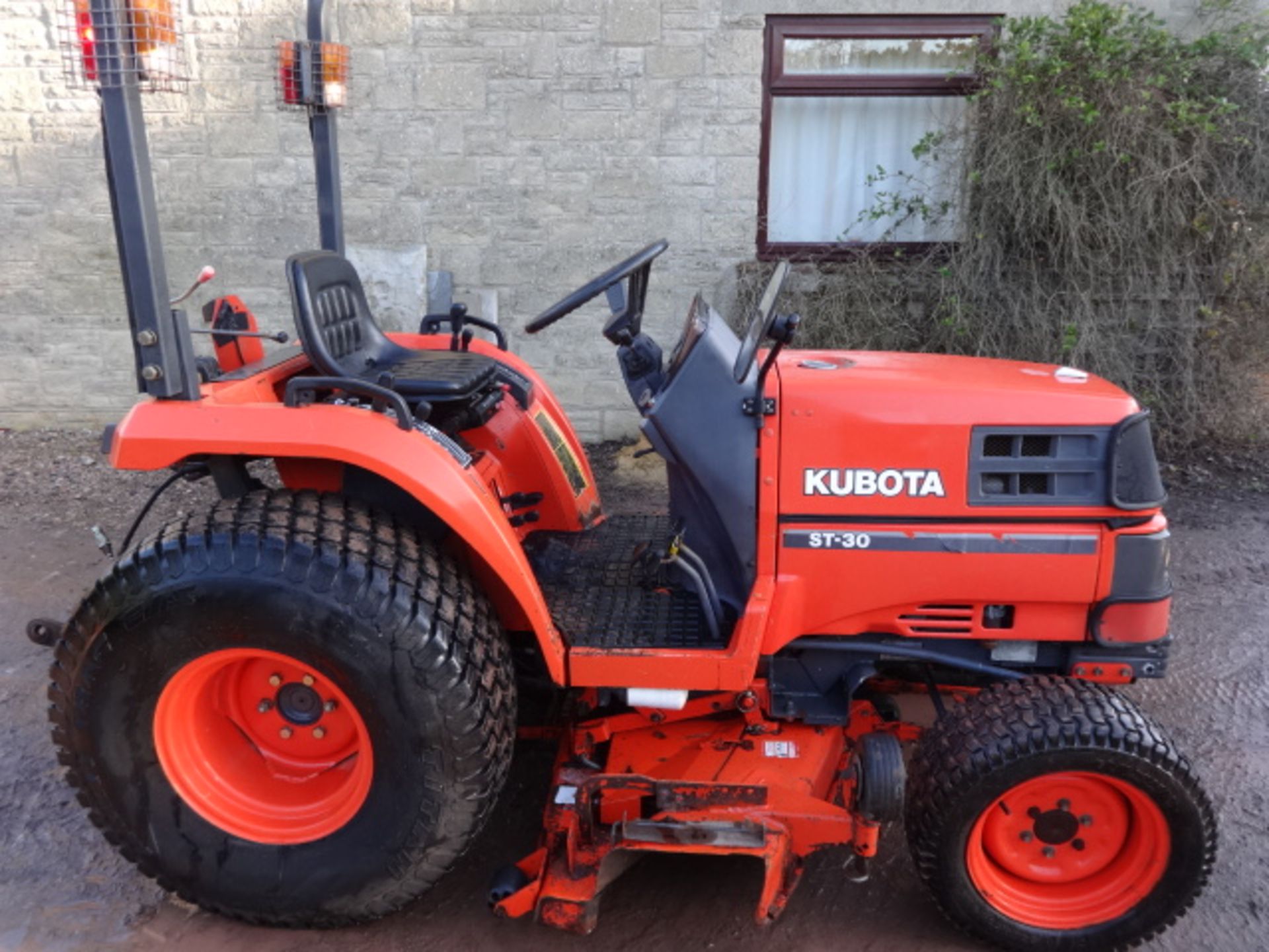 KUBOTA ST30 COMPACT TRACTOR WITH MOWER DECK - Image 6 of 6