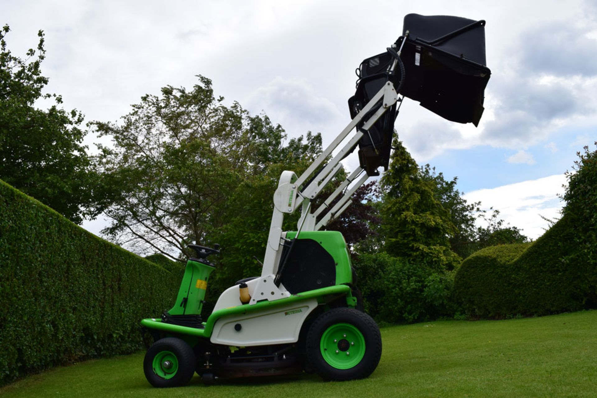Etesia Hydro 124DS Ride On Rotary Mower - Image 15 of 15