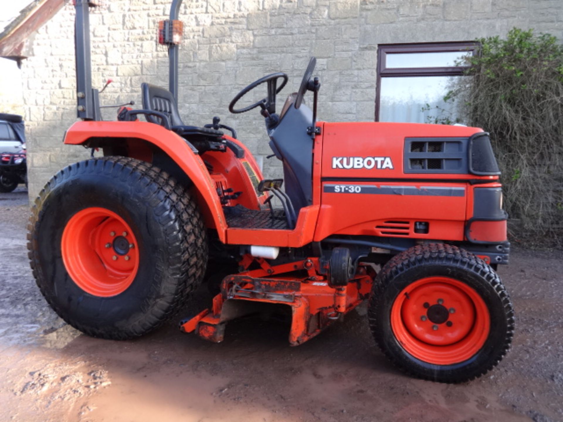KUBOTA ST30 COMPACT TRACTOR WITH MOWER DECK