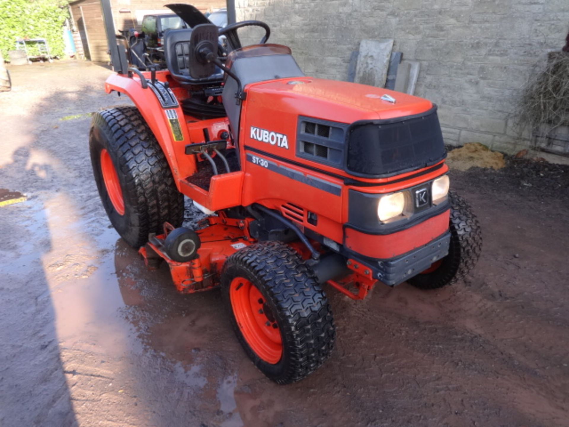 KUBOTA ST30 COMPACT TRACTOR WITH MOWER DECK - Image 2 of 6