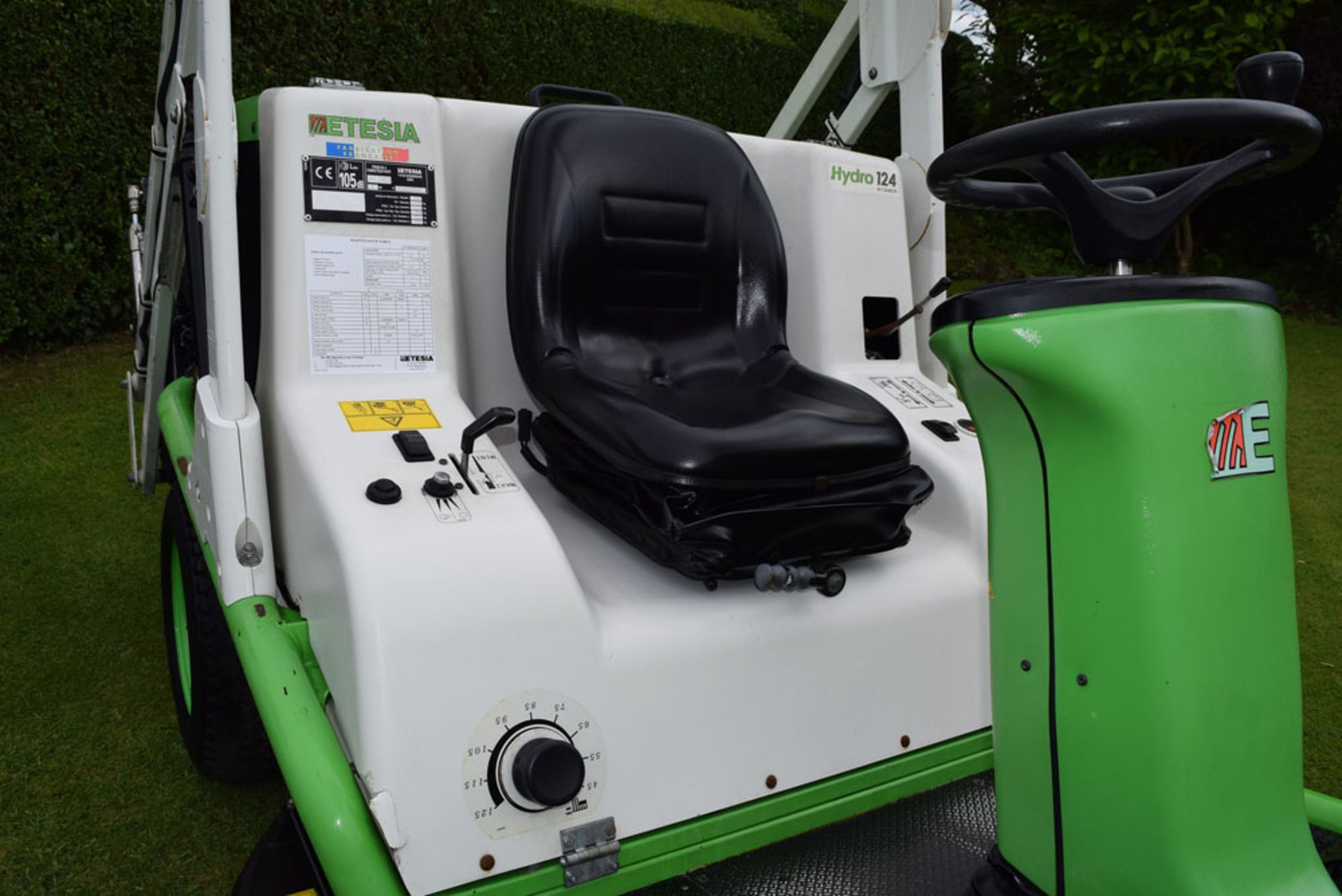 Etesia Hydro 124DS Ride On Rotary Mower - Image 4 of 15