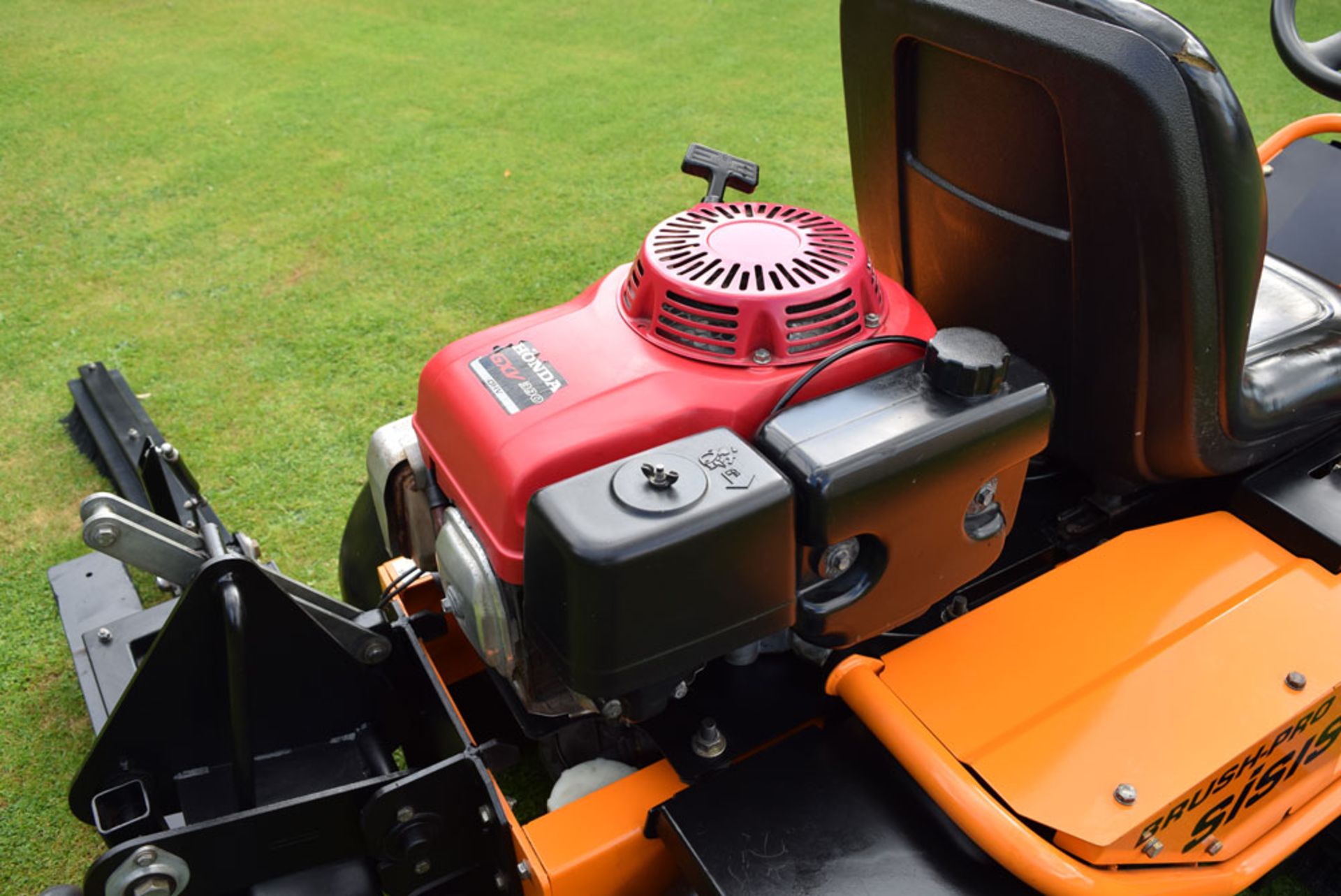 Sisis Brush Pro ride-on brushing system for synthetic grass - Image 7 of 16