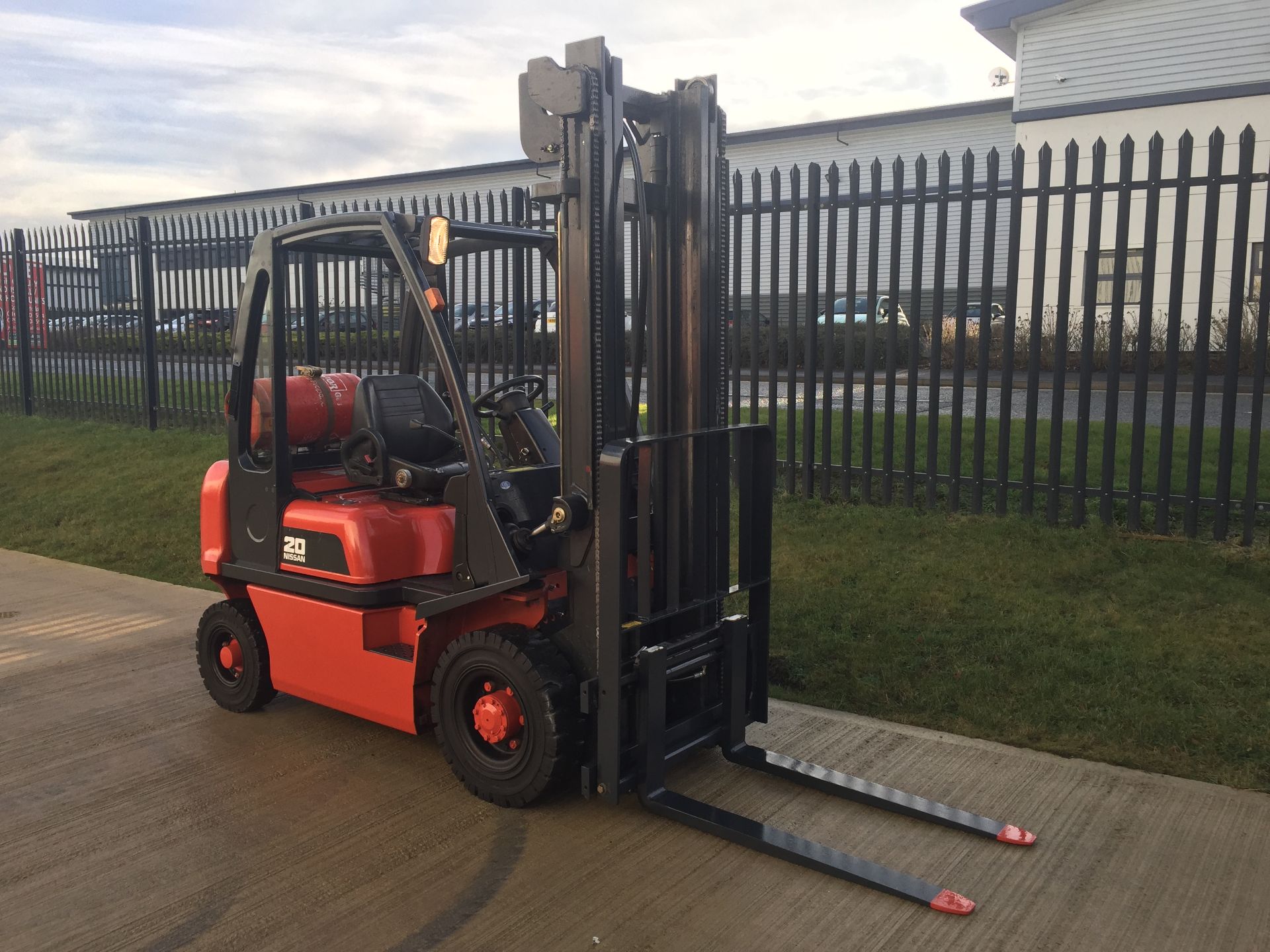 Nissan UD02A- 20PG Gas Powered Fork Lift Truck - NO VAT ON HAMMER - Image 2 of 14